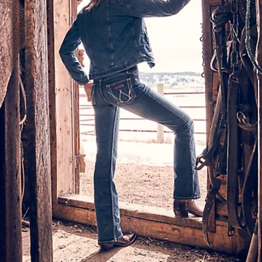 ♥️ WOMEN'S WRANGLER RETRO BOOTCUT JEANS - Picture 4 of 5